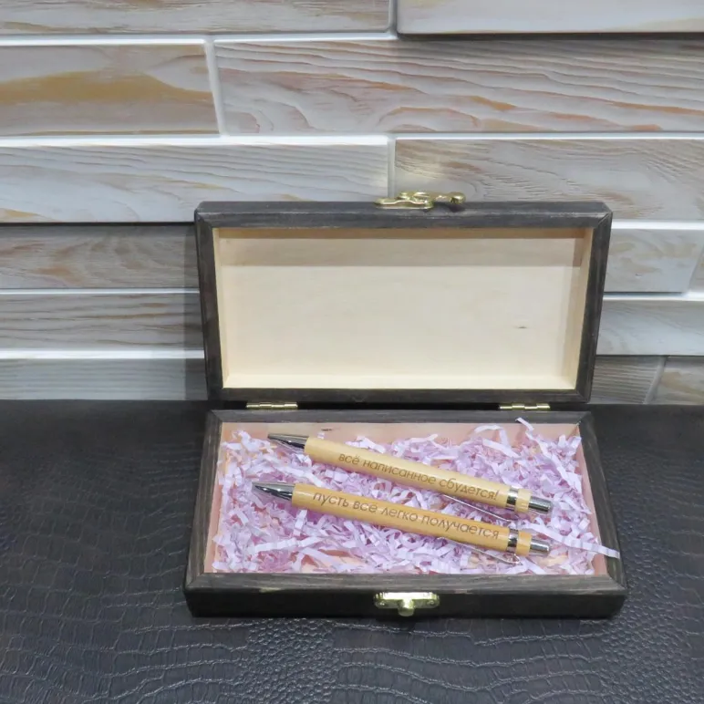 Набор «С Днем защитника Отечества»: шкатулка из массива и ручки с пожеланиями